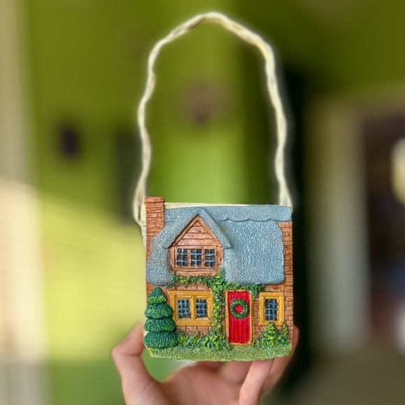 VTG Cottagecore Cabin 3D Textured + Painted Cabin Farmhouse Tile Wicker Basket - Picture 8 of 12